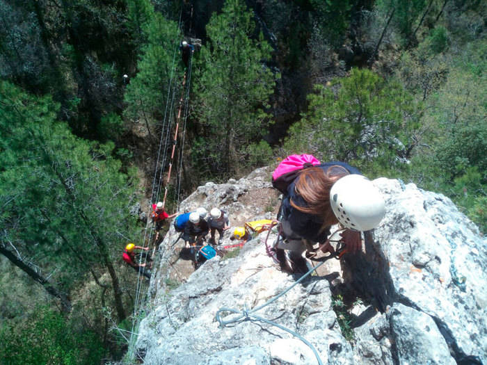 Alumnos del IES Fernando Zóbel disfrutan de la vía ferrata de Puente de Vadillos con el Programa 'Somos Deporte'