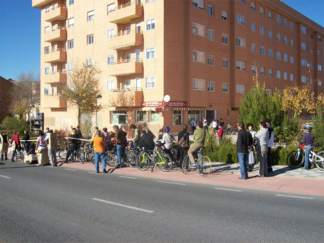 Ciudadanos conquenses se concentran para pedir que se termine la obra del carril bici de la Ronda Oeste