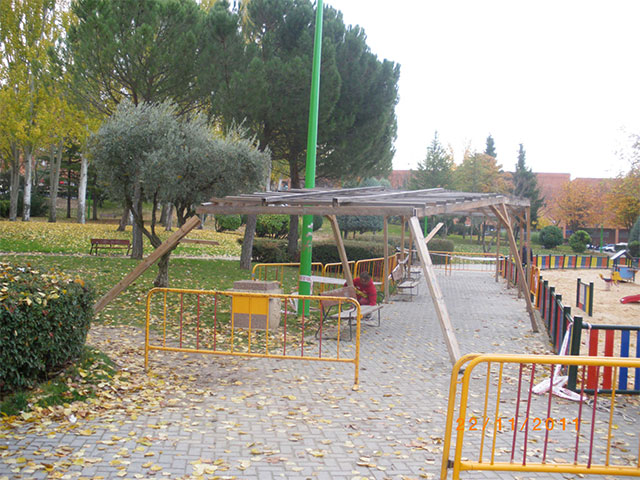 El Ayuntamiento denuncia destrozos en una pérgola del Parque de Europa