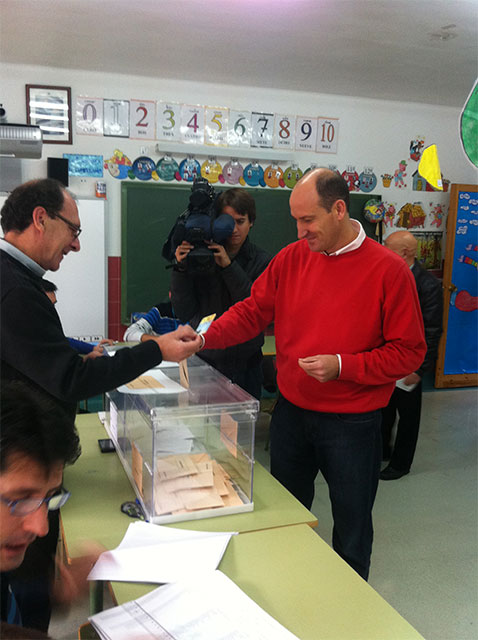 El cabeza de lista al Congreso, Luis Carlos Sahuquillo y  la candidata al Senado, Inmaculada Cruz ejercen su derecho a voto