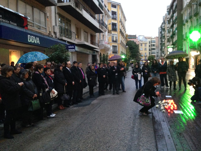 Ciudadanos depositan flores y velas en recuerdo de las víctimas de violencia de género