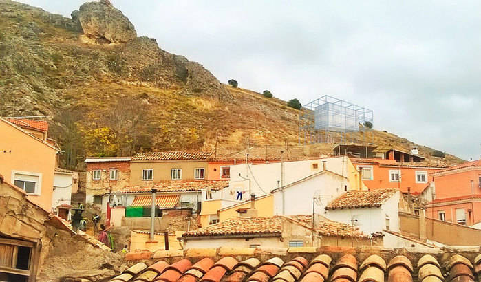 El arquitecto venezolano Maximillian Nowotka prepara una instalación en el barrio de San Antón 