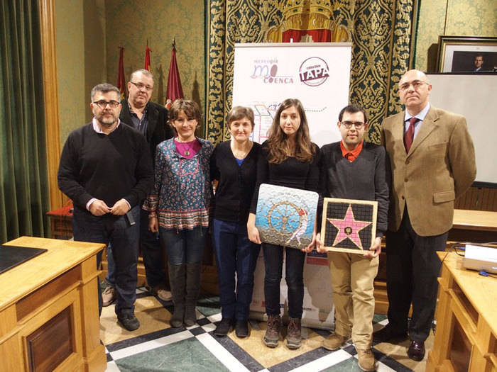 Más de un centenar de tapas de infraestructuras decoradas por alumnos de Bellas Artes señalarán a partir de hoy una red de itinerarios para los peatones de la ciudad conocida como Metropie