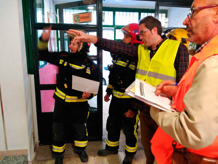 Los bomberos realizan un simulacro de incendio en el CEIP Santa Ana