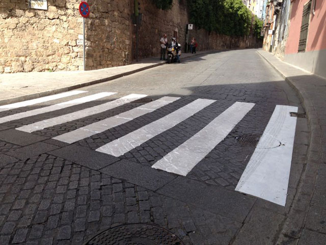 Pintado el paso de cebra del colegio de El Carmen