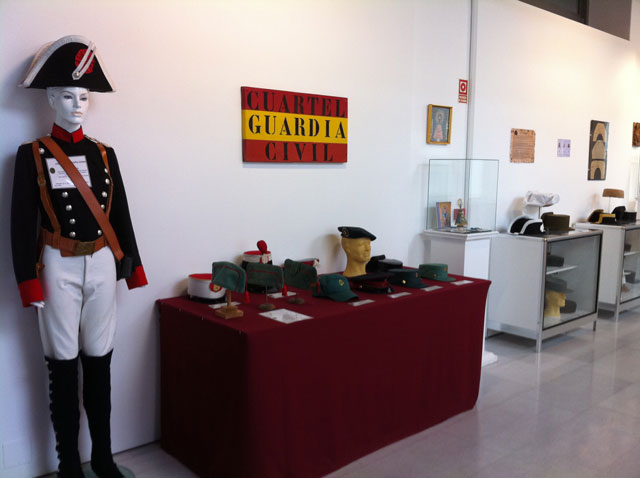 El centro cultural CCM acoge una exposición de prendas de cabeza que recorren la historia de la Guardia Civil 