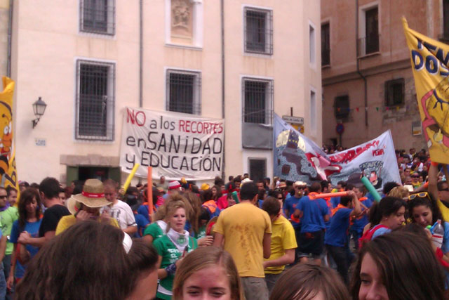 Acampada Cuenca se cuela en el pregón de San Mateo con una pancarta contra los recortes en sanidad y educación