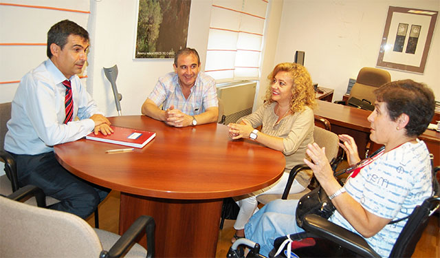 El delegado de la Junta muestra reconocimiento a la labor de la Asociación de Esclerosis Múltiple de Cuenca