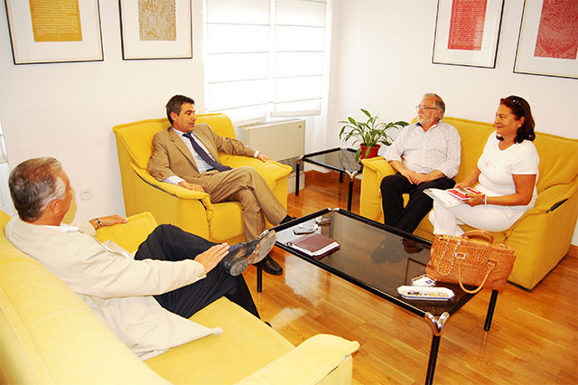 Rogelio Pardo se interesa por los programas que lleva a cabo Cruz Roja en la provincia de Cuenca