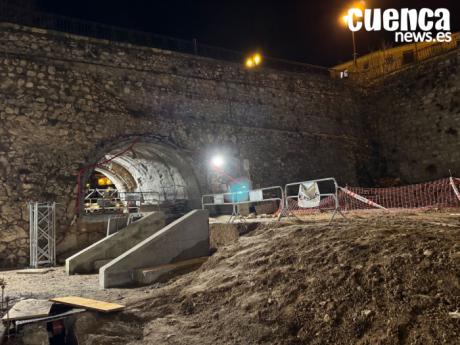 Un trabajador de 63 años ha sido trasladado en UVI al Virgen de la Luz tras caer de un andamio