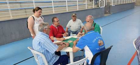 La final de los juegos populares y de mesa reúne a cerca de un centenar de participantes en la localidad de Los Hinojosos