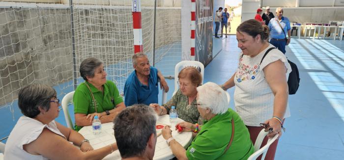 La final de los juegos populares y de mesa reúne a cerca de un centenar de participantes en la localidad de Los Hinojosos