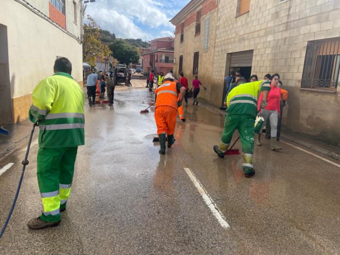 Voluntarios del Servicio de Limpieza de Cuenca continúan con la limpieza de calles en Mira