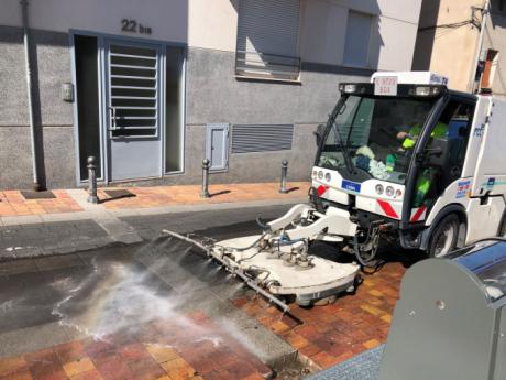 La limpieza intensiva que se está llevando barrio a barrio conlleva restricciones de aparcamiento en diversas zonas esta semana