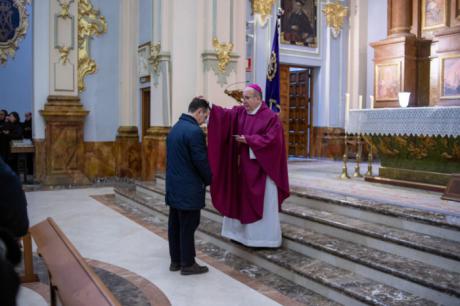 Los nazarenos de Cuenca empiezan la Cuaresma recibiendo la tradicional ceniza