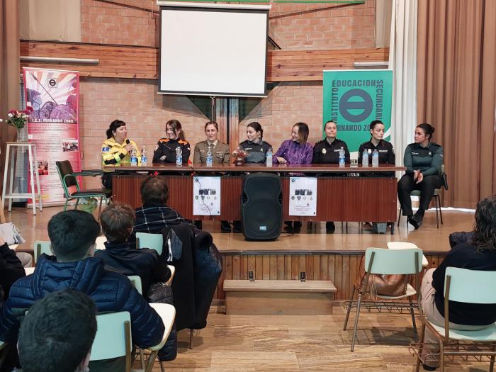 El IES Fernando Zóbel celebra el Día Internacional de la Mujer con la charla-coloquio 'Mujeres en uniforme'