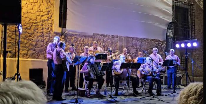 Los Rondadores cantan en la noche de las habaneras de la Merced