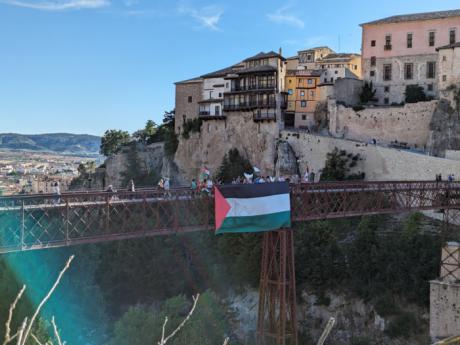 Bandera palestina ondea en el puente San Pablo en apoyo al pueblo palestino