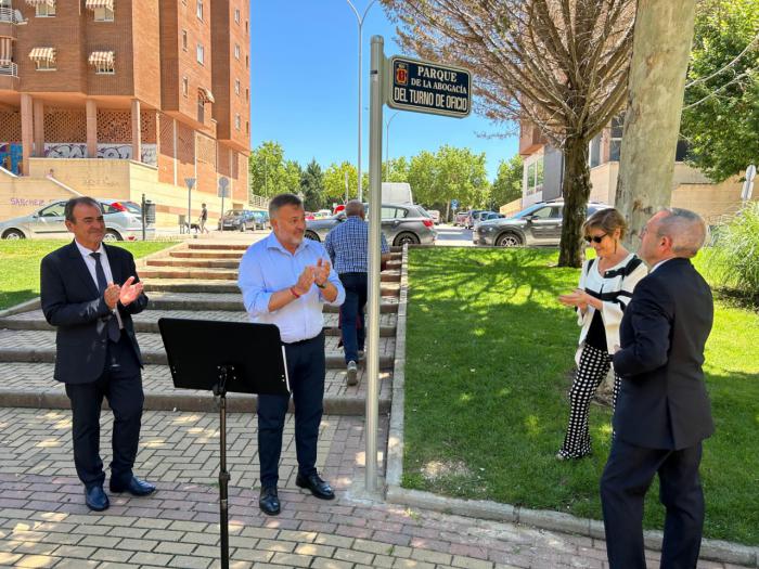 El Parque de la Abogacía del Turno de Oficio ya luce la placa que da nombre a este espacio ajardinado