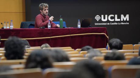 El director y guionista Jota Linares inaugura las jornadas UCLéeMe-General Óptica