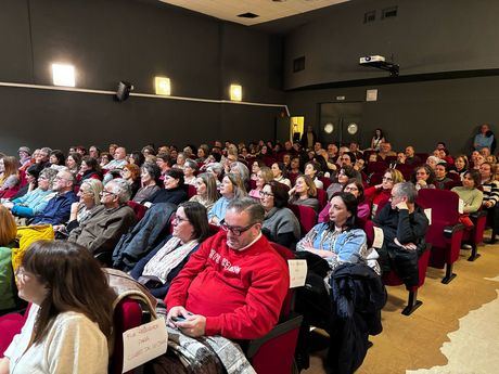 Lleno absoluto en la vivisección del fenómeno Carmen Mola en el Festival de Las Casas Ahorcadas